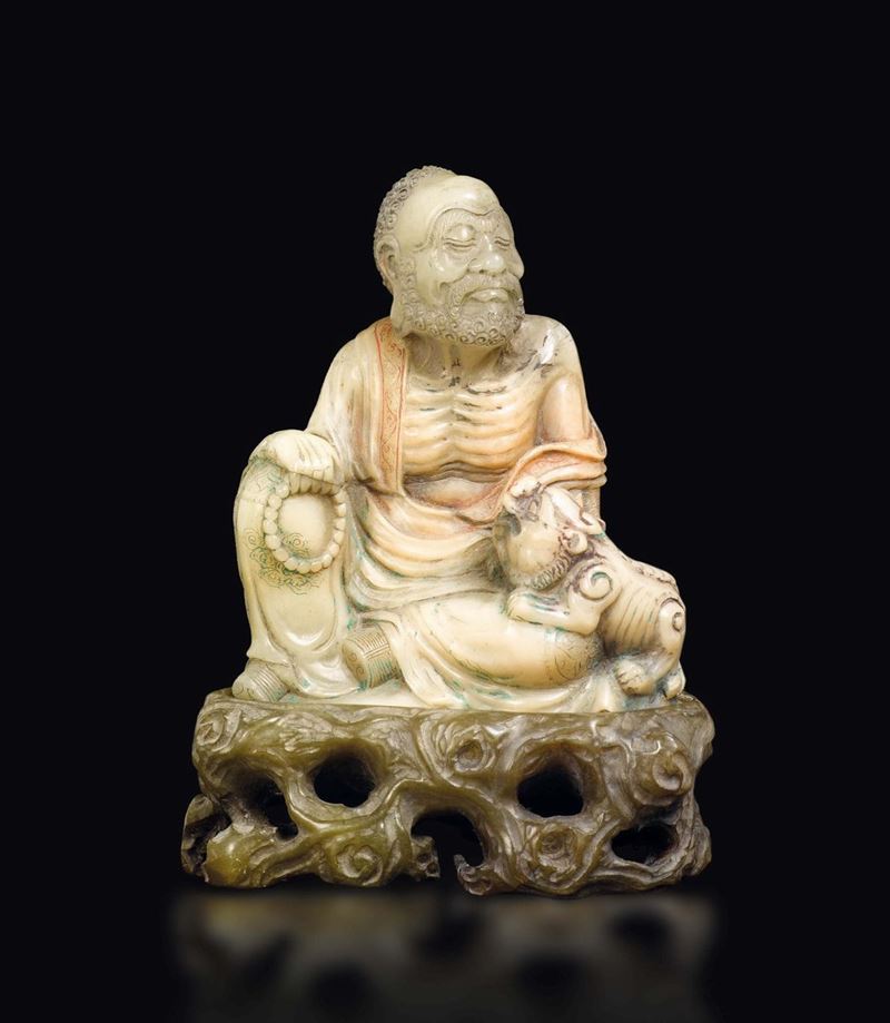 Figura di saggio con base in saponaria, Cina, Dinastia Qing, XVIII secolo  - Asta Fine Chinese Works of Art - Cambi Casa d'Aste