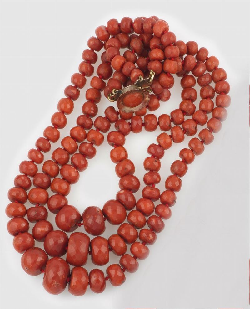 A three rows coral necklace  - Auction Jewels - II - Cambi Casa d'Aste