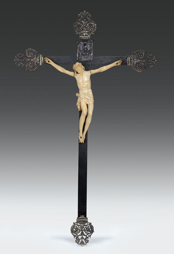 Cristo morto in avorio su croce in legno lastronata in ebano e puntali in argento. Arte genovese (?) del XVIII-XIX secolo