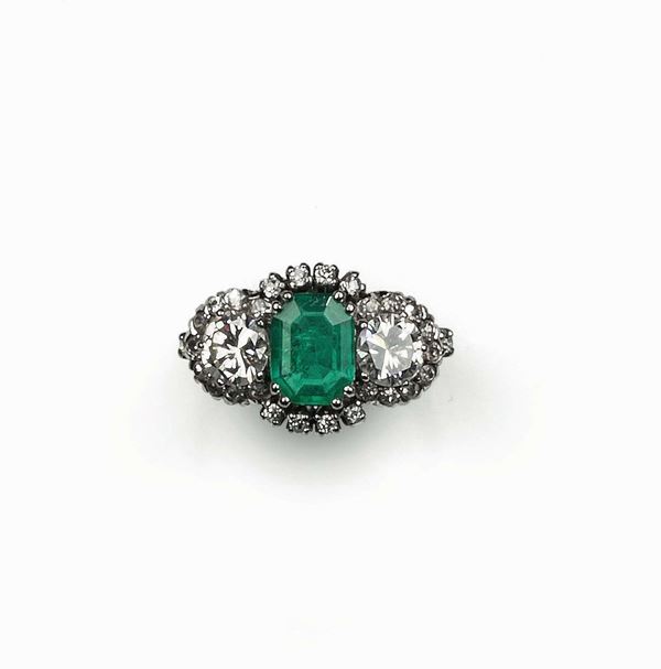 Anello con smeraldo centrale e due diamanti