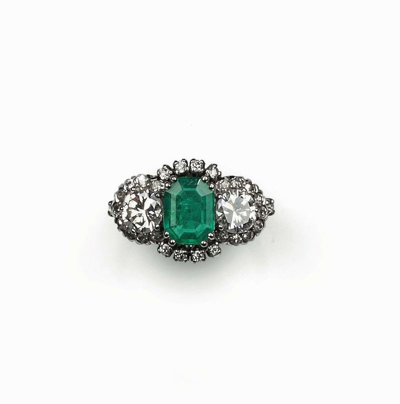 Anello con smeraldo centrale e due diamanti  - Asta Fine Jewels - Cambi Casa d'Aste