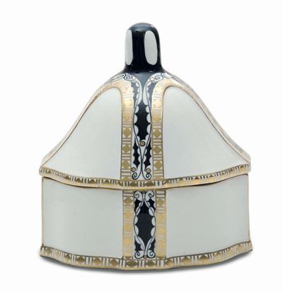 Serapis, Scatola con coperchio, Vienna, terraglia a colaggio con decoro a smalti e dorature (circ...