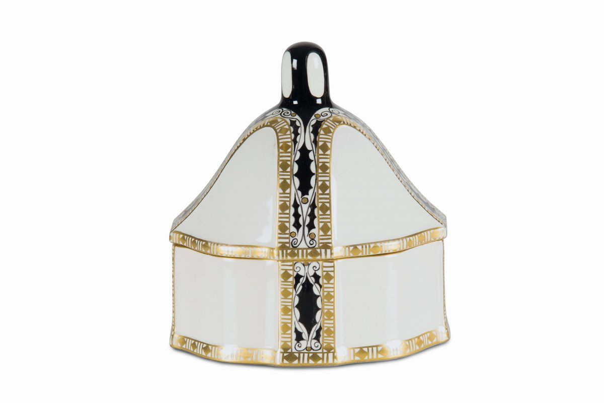 Serapis, Scatola con coperchio, Vienna, terraglia a colaggio con decoro a smalti e dorature (circ...