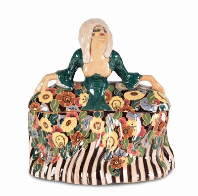 Terracotta dipinta, Scatola raffigurante donna in abiti settecenteschi, Perugia, 1930 ca.