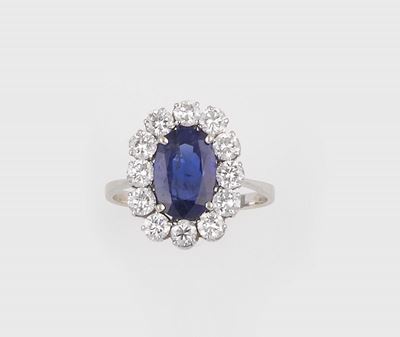Anello con Zaffiro e Diamanti a Contorno