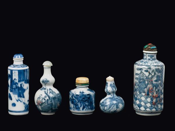Lotto di cinque snuff bottles in porcellana bianca e blu e tocchi rosso ferro, Cina, Dinastia Qing, XIX secolo