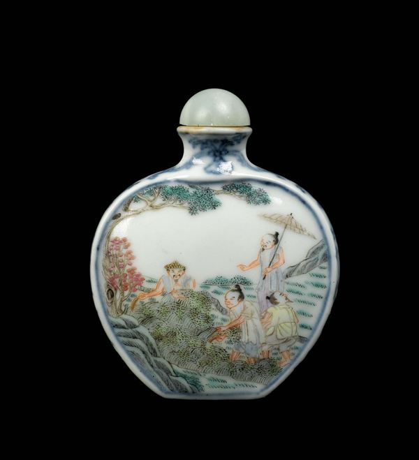 Snuff bottle in porcellana con personaggi, Cina, Dinastia Qing, XIX secolo