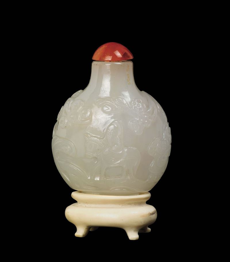 A white jade snuff bottle with ivory stand, China, Qing Dynasty, 19th century  - Auction Fine Chinese Works of Art - Cambi Casa d'Aste