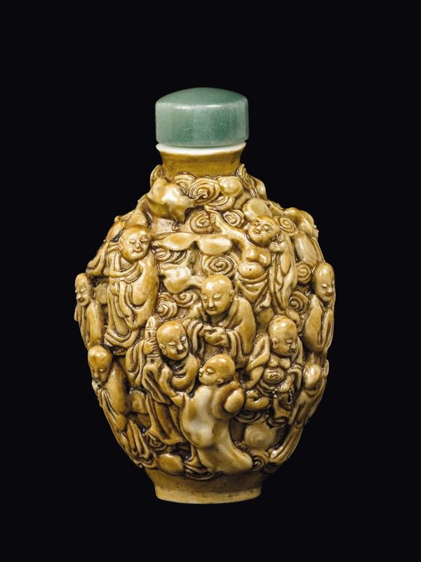 Snuff bottle in porcellana con personaggi a rilievo, Cina, Dinastia Qing, XIX secolo