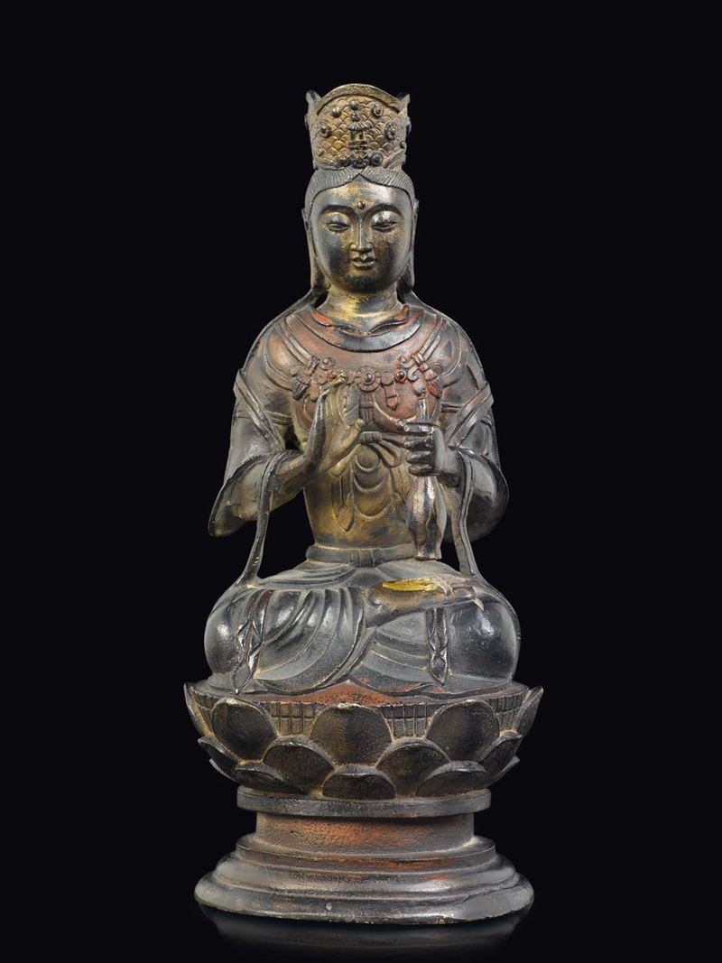 A bronze figure of crowned Guanyin seated on a lotus flower, China, Ming Dynasty, 17th century  - Auction Fine Chinese Works of Art - Cambi Casa d'Aste