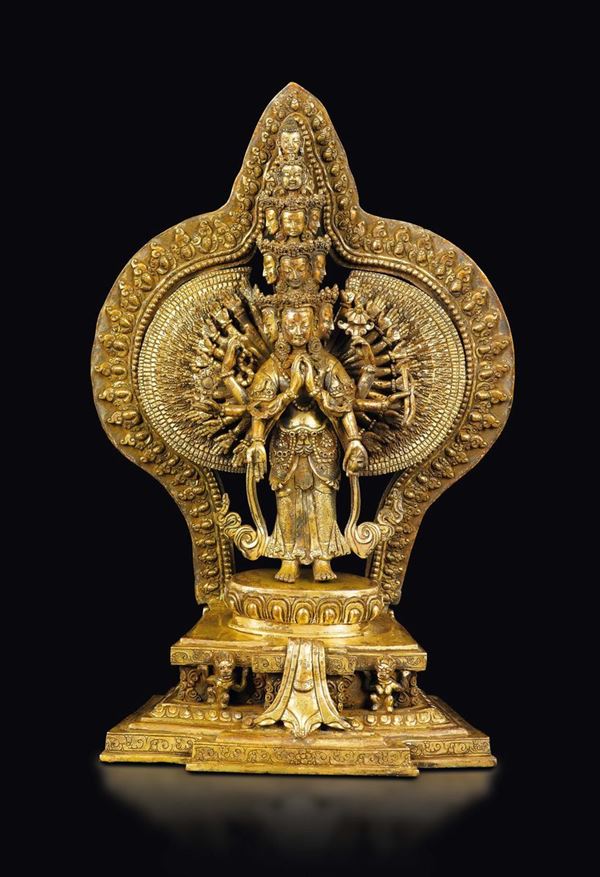 Figura di Avalokitesvara ad undici teste in bronzo dorato con aura, Cina, Dinastia Qing, XIX secolo