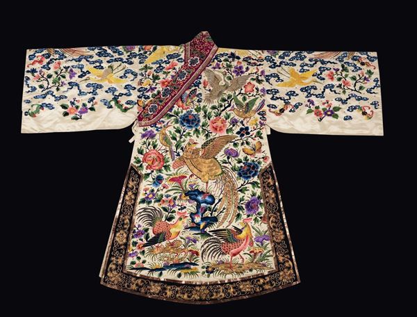 Veste in seta riccamente ricamata con raffigurazioni di galli, gru e fagiani su sfondo floreale, Cina, Dinastia Qing, XIX secolo