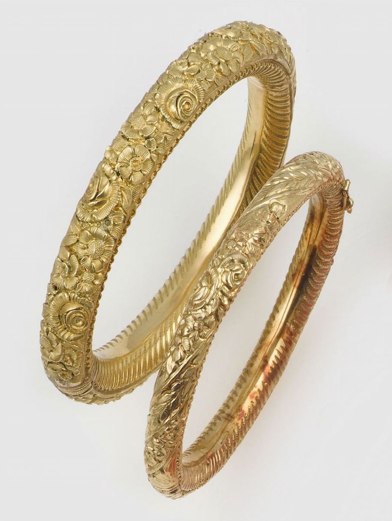 A gold bangle and a gold 9K bangle  - Auction Jewels - II - Cambi Casa d'Aste