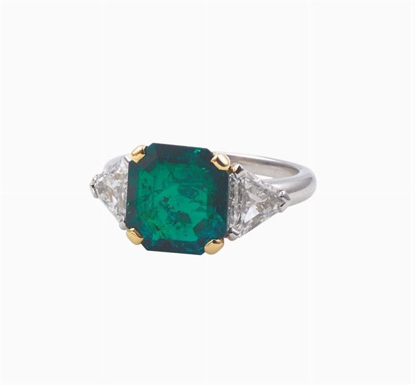Anello con smeraldo Colombia di ct 4,10 e due diamanti