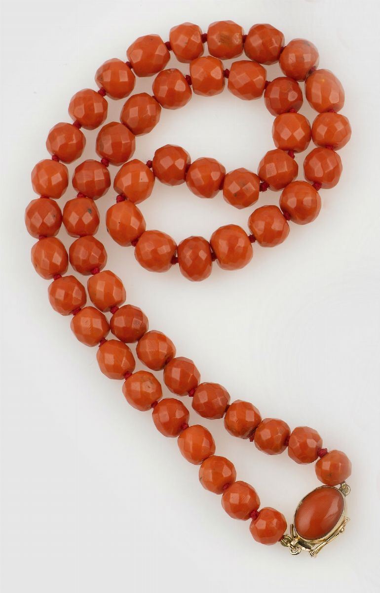 A coral and gold necklace  - Auction Jewels - II - Cambi Casa d'Aste