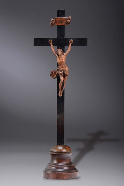 Figura di Cristo Vivo in Bosso e Crocifisso in Legno di Pero Ebanizzato e Tornito. Scultore Baroc...