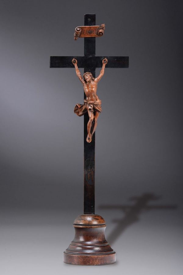 Figura di Cristo vivo in bosso e crocifisso in legno di pero ebanizzato e tornito. Scultore barocco del nord Italia o d’oltralpe operante nel XVIII secolo.