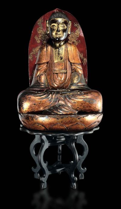 Grande Figura di Buddha in Legno Dorato e Laccato Seduto su Fiore di Loto con Aura e Tavolino D’a...