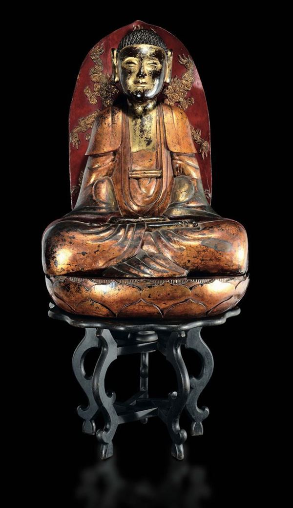 Grande figura di Buddha in legno dorato e laccato seduto su fiore di loto con aura e tavolino d’appoggio, Cina del sud, Dinastia Qing, XIX secolo