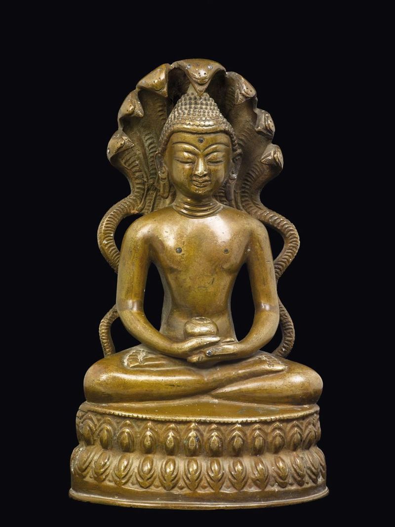 Figura di Buddha in bronzo protetto dal cobra Naga seduto su doppio fiore di loto, Nepal, XIX secolo  - Asta Fine Chinese Works of Art - Cambi Casa d'Aste