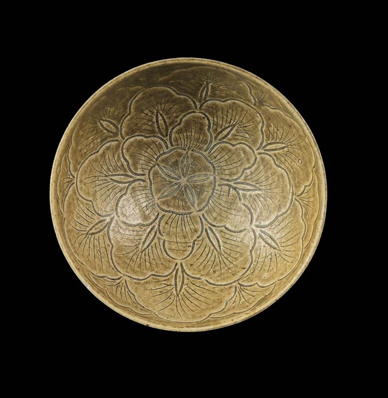 A Cizhou green glaze stoneware bowl with floral decoration, China, Song Dynasty, 10th century  - Auction Fine Chinese Works of Art - Cambi Casa d'Aste