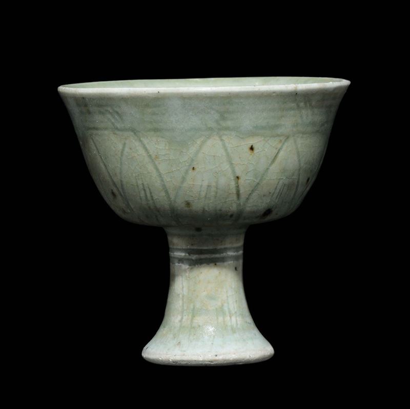 Coppa in porcella Longquan Celdon, Cina, Dinastia Yuan/Ming, XIV secolo  - Asta Fine Chinese Works of Art - Cambi Casa d'Aste