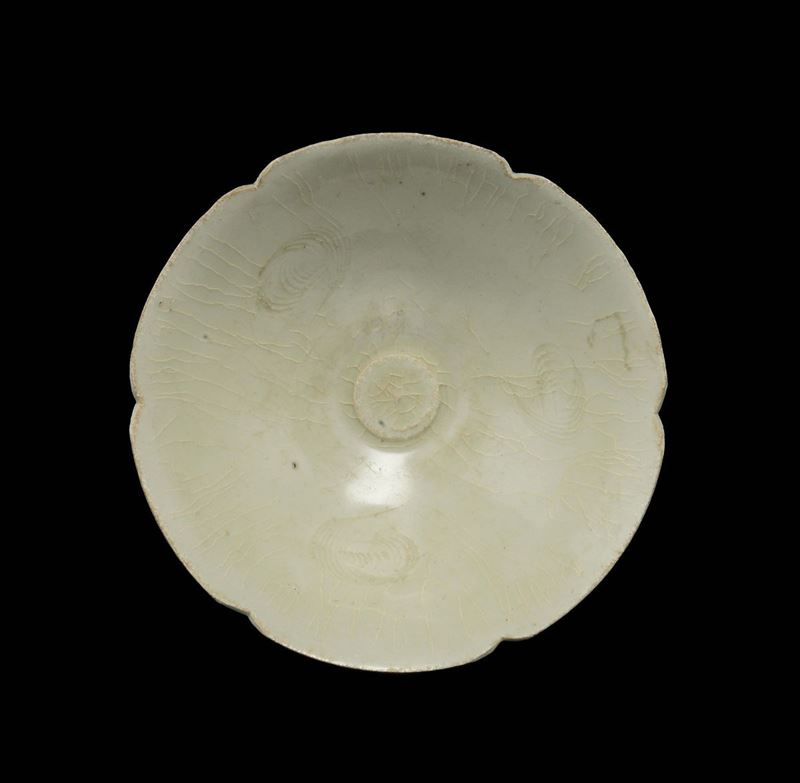 Coppetta lobata in grès smaltato craquelè, Cina, Dinastia Song (960-1279)  - Asta Fine Chinese Works of Art - Cambi Casa d'Aste