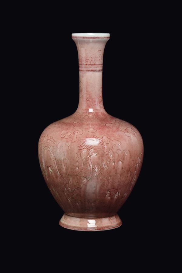 Vaso in porcellana a fondo rosso con decoro di fenice, Cina, Dinastia Qing, XIX secolo