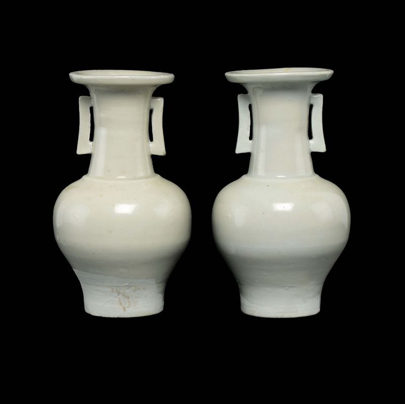 A pair of ivory glazed stoneware vases, China, Song Dynasty (960-1279)  - Auction Fine Chinese Works of Art - Cambi Casa d'Aste
