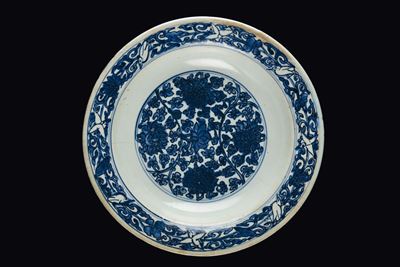 Piatto in Porcellana Bianca e Blu a Decoro Floreale, Cina, Dinastia Ming, Epoca Wanli (1573-1619)