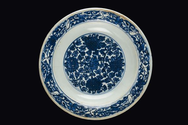 Piatto in porcellana bianca e blu a decoro floreale, Cina, Dinastia Ming, epoca Wanli (1573-1619)