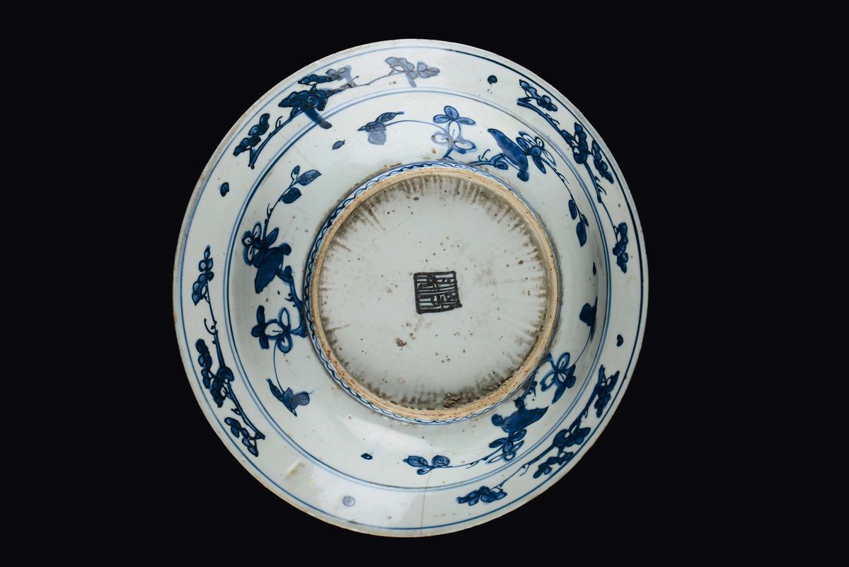 Piatto in Porcellana Bianca e Blu a Decoro Floreale, Cina, Dinastia Ming, Epoca Wanli (1573-1619)