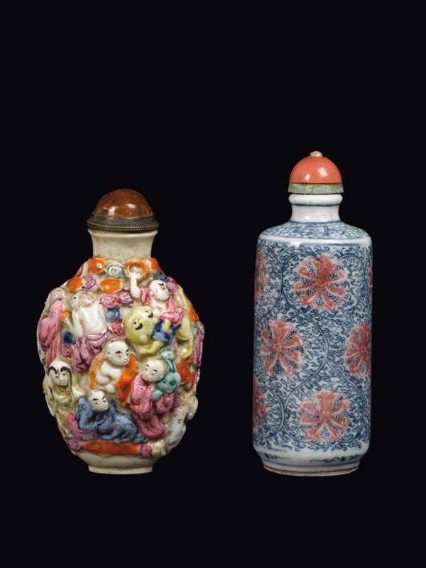 Lotto di due snuff bottles: una in porcellana Famiglia rosa con figure di saggi a rilievo ed una in porcellana bianca e blu con tocchi rosso ferro, Cina, Dinastia Qing, XIX secolo