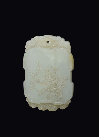 Pendente Scolpito in Giada Bianca con Fanciullo ed Iscrizione, Cina, Dinastia Qing, XVIII Secolo