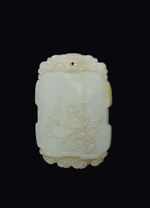 Pendente scolpito in giada bianca con fanciullo ed iscrizione, Cina, Dinastia Qing, XVIII secolo