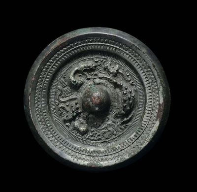 Specchio Bo Ju in Bronzo Sbalzato, Cina, Dinastia Han (206 a.C.- 220 D.C.)