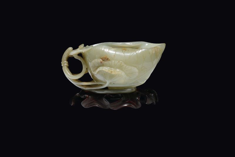 A Celadon white and russet jade flower and branch cup, China, Qing Dynasty, Qianlong Period (1736-1795)  - Auction Fine Chinese Works of Art - Cambi Casa d'Aste