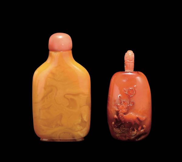 Due snuff bottles incise in ambra, Cina, Dinastia Qing, XIX secolo