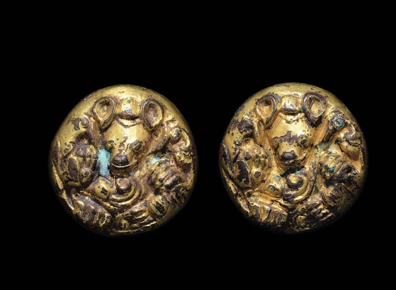 Due fibbie in bronzo dorato con figure di orso sbalzate, Cina, Dinastia Tang (618-906)  - Asta Fine Chinese Works of Art - Cambi Casa d'Aste