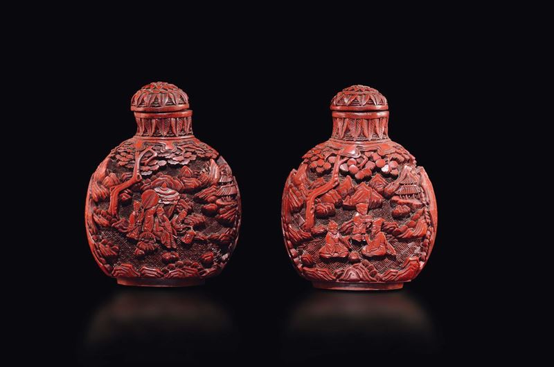 Due snuff bottles scolpite in lacca rossa con personaggi a rilievo, Cina, Dinastia Qing, XVIII secolo  - Asta Fine Chinese Works of Art - Cambi Casa d'Aste