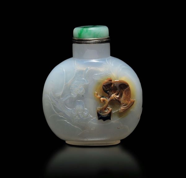 Snuff bottle in agata bianca e russet con tappo in giadeite con immagine di saggio e pipistrelli, Cina, Dinastia Qing, XIX secolo