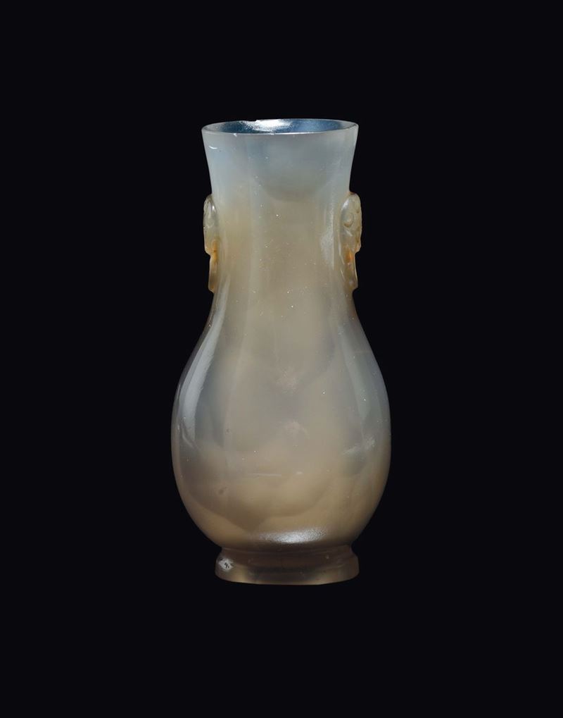 A small opalescent agate vase, China, Qing Dynasty, Qianlong period (1736-1795)  - Auction Fine Chinese Works of Art - Cambi Casa d'Aste