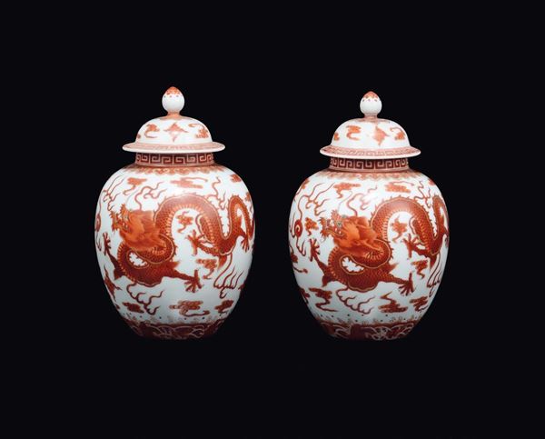 Coppia di piccole potiches con coperchio in porcellana a smalti policromi con decoro di draghi rossi, Cina, Dinastia Qing, fine XIX secolo