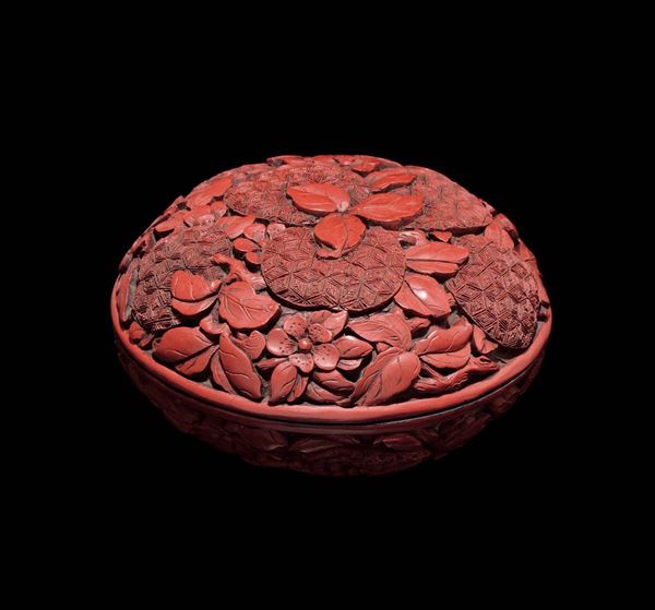 Scatola con coperchio in lacca rossa incisa a motivo floreale, Cina, Dinastia Qing, epoca Qianlong (1736-1795)