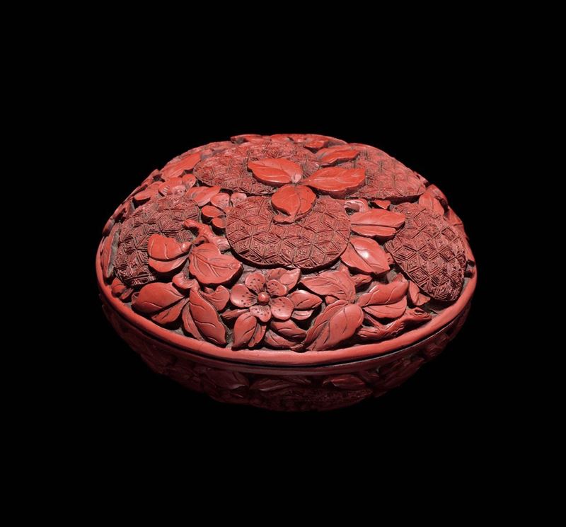 Scatola con coperchio in lacca rossa incisa a motivo floreale, Cina, Dinastia Qing, epoca Qianlong (1736-1795)  - Asta Fine Chinese Works of Art - Cambi Casa d'Aste