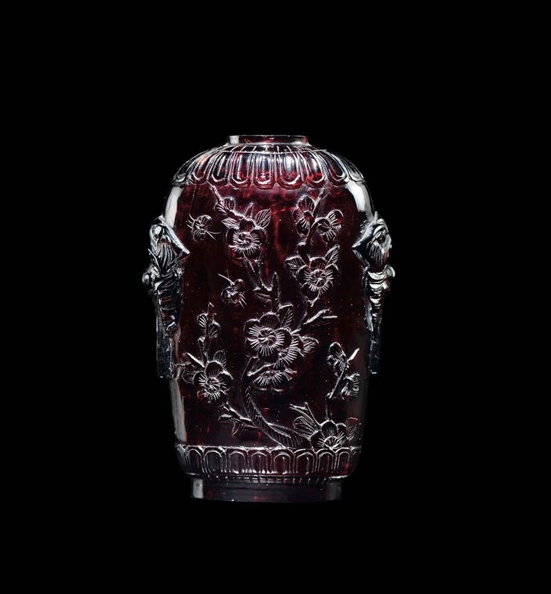 Snuff bottle in ambra rossa con decoro di fiori a rilievo, Cina, Dinastia Qing, XIX secolo  - Asta Fine Chinese Works of Art - Cambi Casa d'Aste