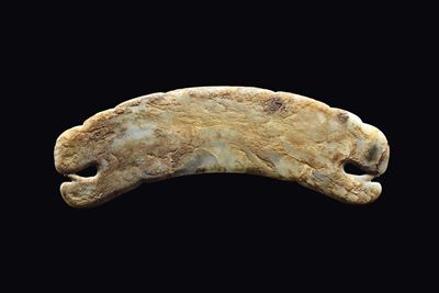 Fibbia in Giada Bianca Celadon e Russet, Cina, Epoca Neolitica (7000-1750 a.C.)