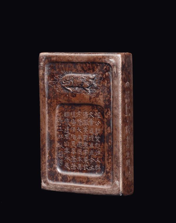 Porta inchiostro con iscrizioni ed animale fantastico a rilievo, Cina, Dinastia Qing, XVIII secolo