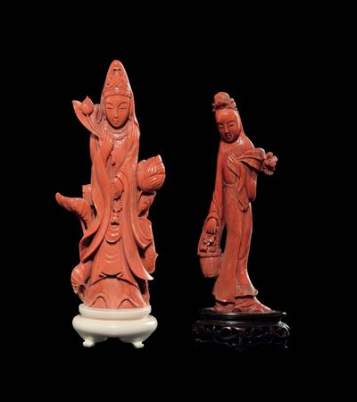 Due Piccole Figure di Guanyin con Fiori Scolpite in Corallo, Cina, Inizio XX Secolo