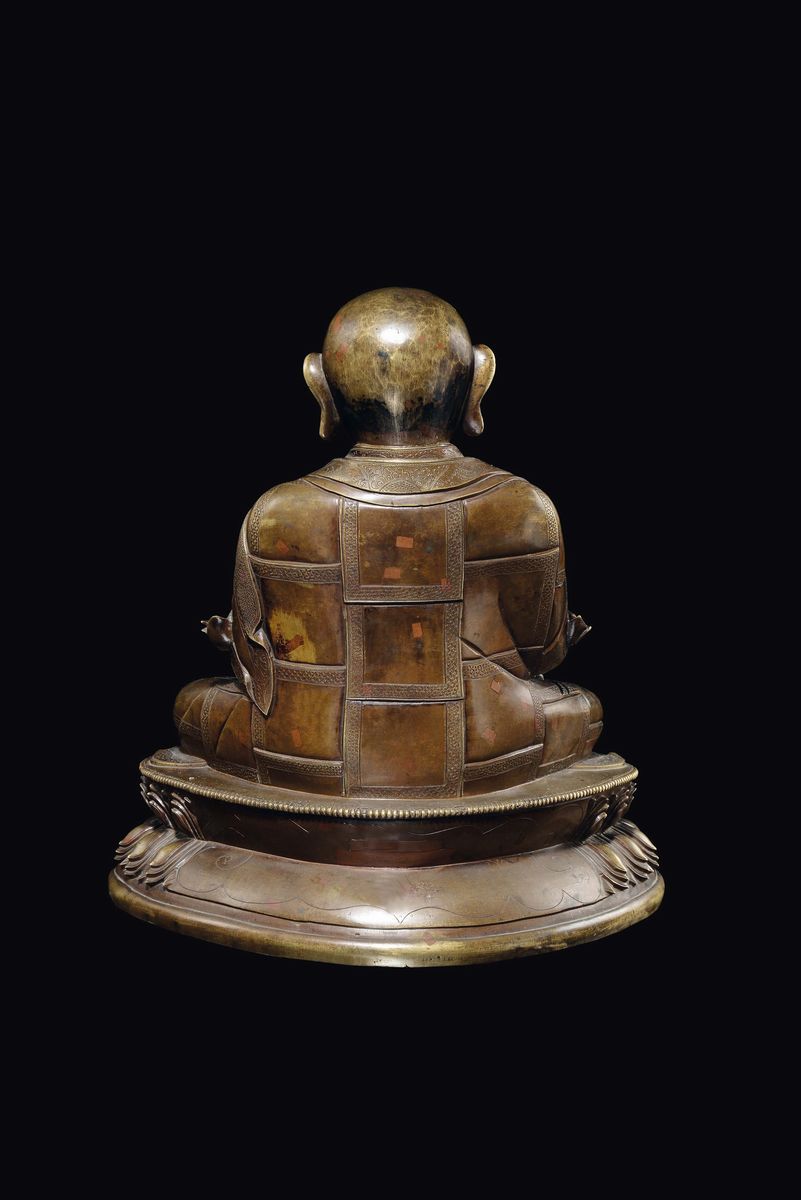 Grande ed Importante Figura di Lama in Bronzo con Tracce di Doratura Seduto su Doppio Fiore di Lo...